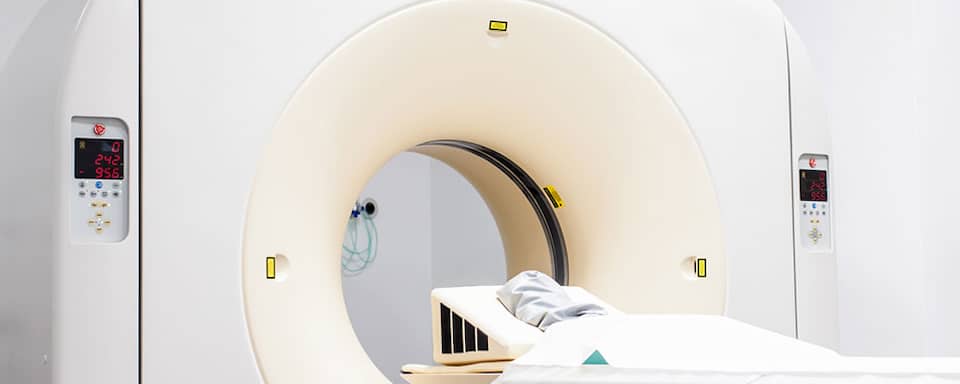 Computertomographie (CT) weisse-Roehre-in-einer-Praxis-zur-Durchfuehrung-einer-Computertomographie